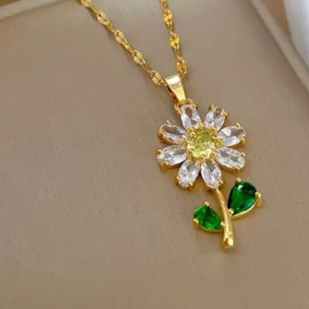Daisy Flower Gold Toned Necklace - Picture 3 of 4
